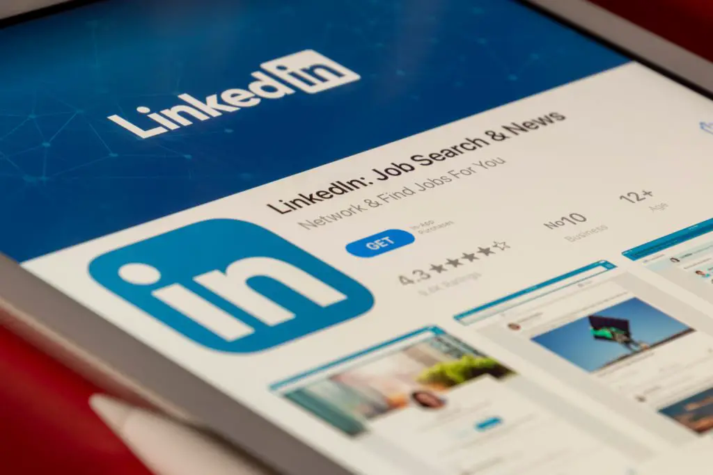 How To Write A Post On LinkedIn Looking For A Job?