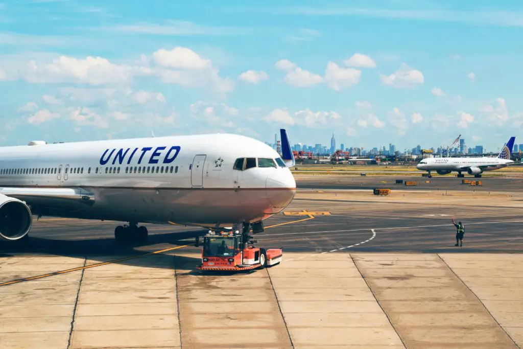 United Airlines Mission Statement, Vision & Values Analysis 