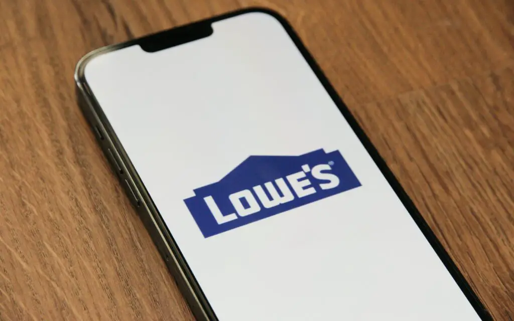 How much does Lowe's pay overnight?