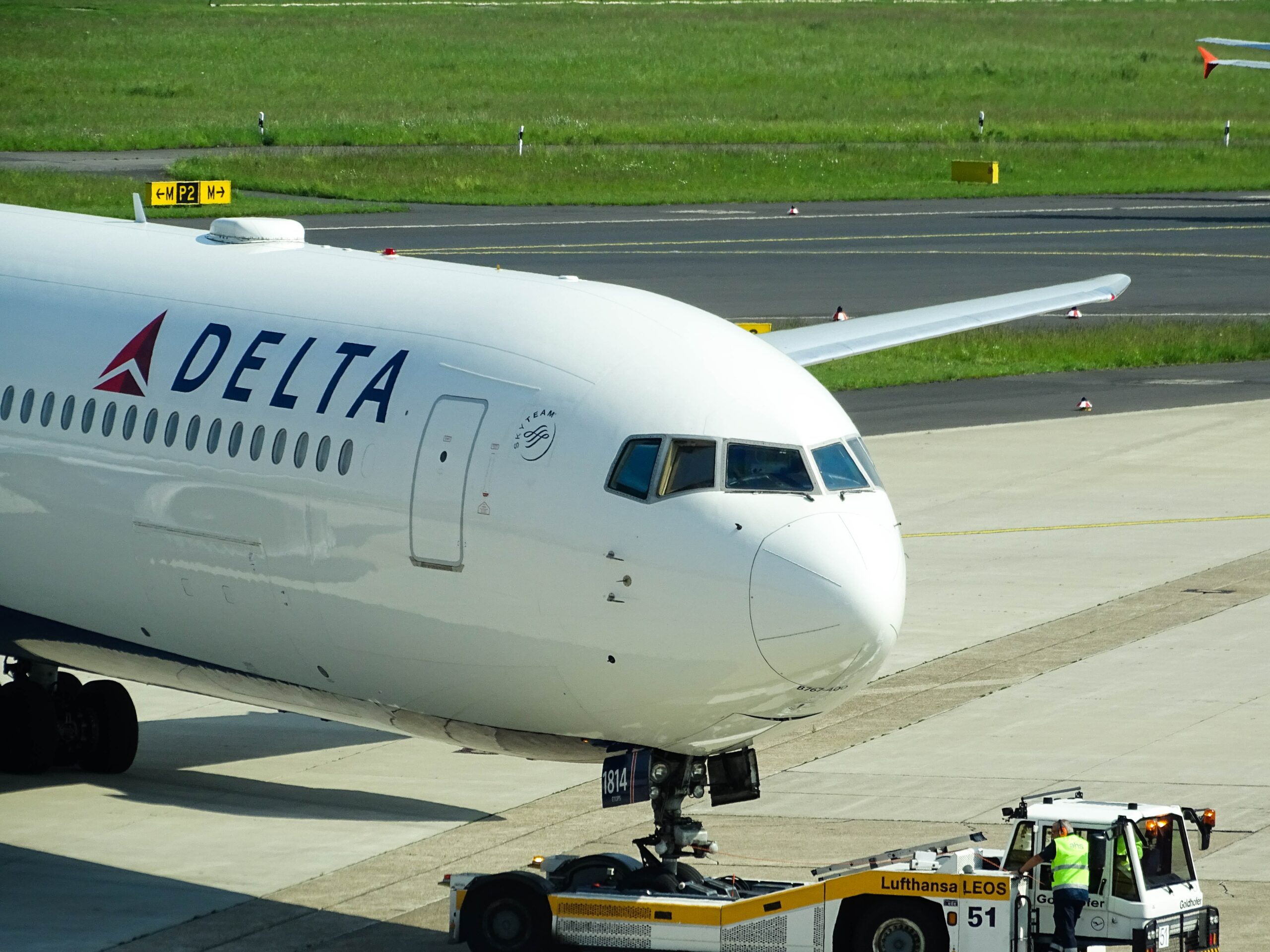 delta-airlines-pay-for-flight-attendant