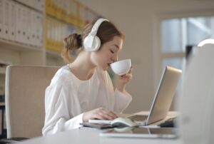 How does Expedia make money?