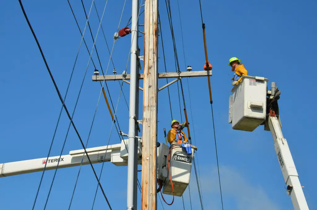 How to Become a Lineman?